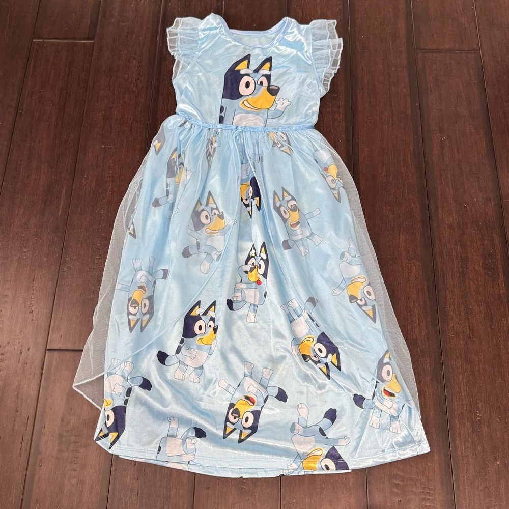 NWOT Bluey nightgown size m(8)